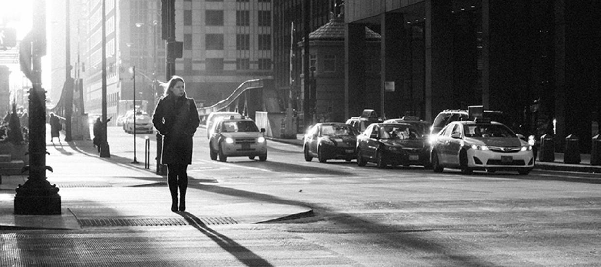 Frau an Kreuzung in Toronto
